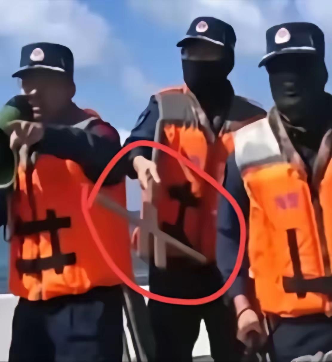 有不少网友“神秘”的说：这是我们海警的秘密器械，专门用来对付菲猴子的？
错也，海