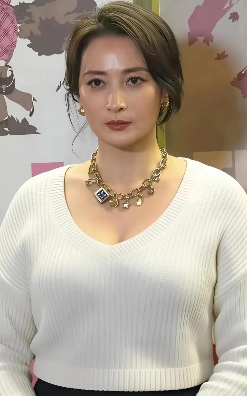 50岁的蒋勤勤，生过孩子身材还如此的好，皮肤白皙体型健壮如牛，其丈夫陈建斌对她恩