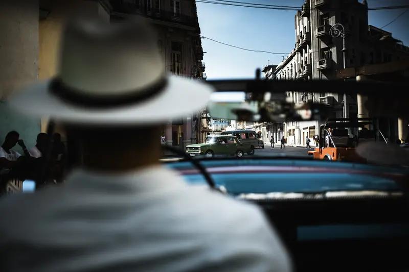 古巴扛美国经济封锁这事，挺不容易但也有韧性。美国对古巴的经济封锁长达数十年，涉及