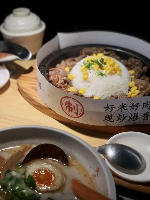 快餐、火锅、烧烤……餐饮界仿佛一群追逐潮流的“弄潮儿”，正集体踏上“板前化”的奇