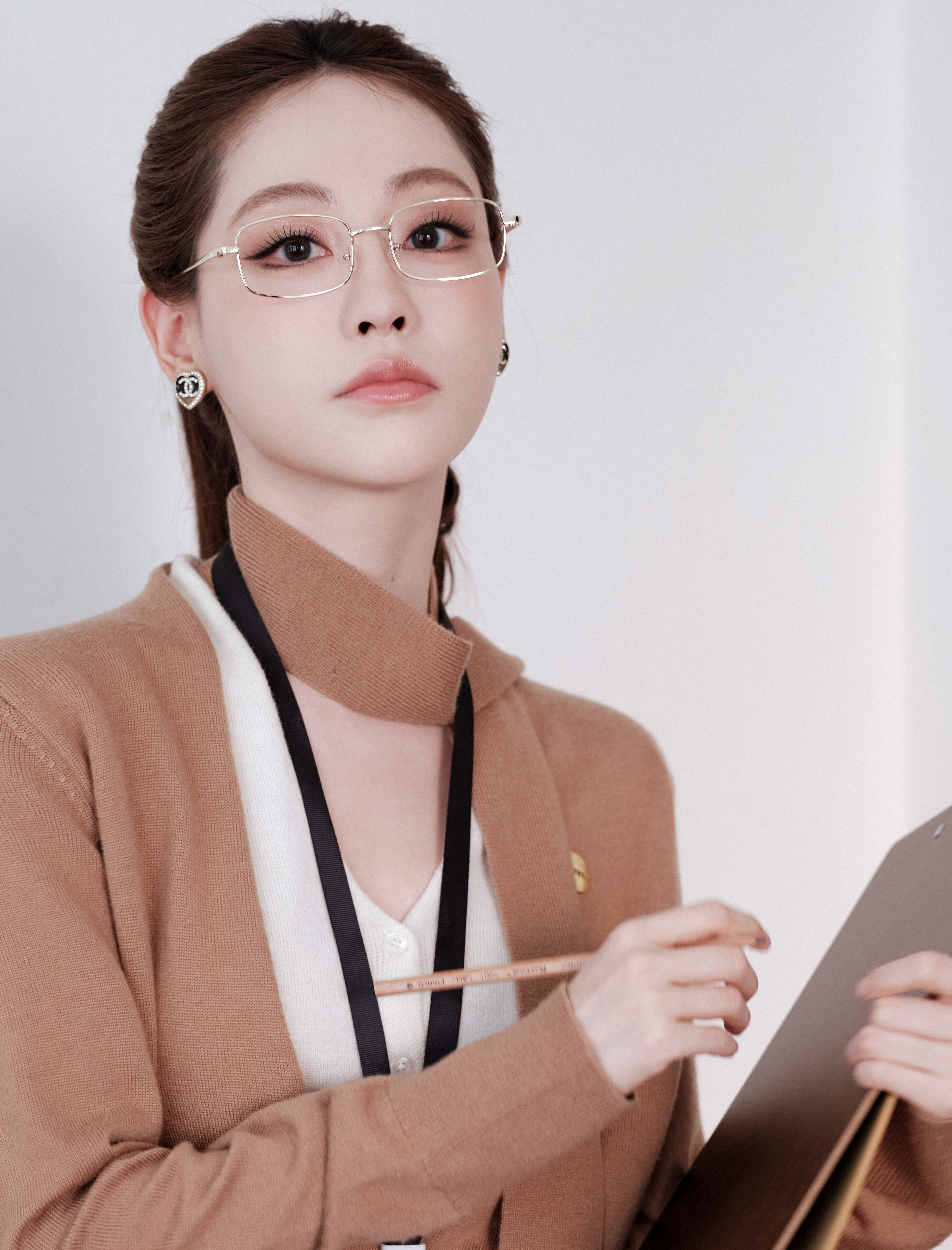 祝绪丹 驼色针织裹挟复古肌理，干练马尾挑动职场韵律。 