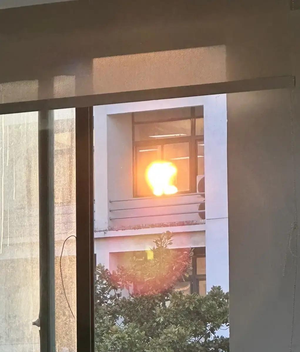 刷到一句话，寸金难买寸光阴，攥得越紧越容易从指缝溜走，配图是手握细沙慢慢松开，点