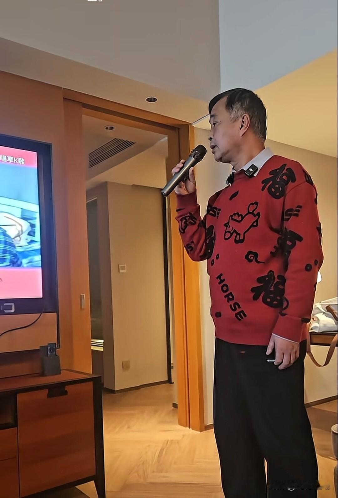 大家发现没？流浪大师沈巍一开口，最爱唱的就是那首沪剧经典《为你打开一扇窗》。当你