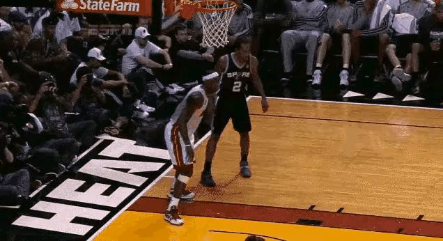 当年的詹姆斯，力量，速度，视野，嗅觉都是顶级的！
这盖帽也是真牛逼，一个大中锋飞