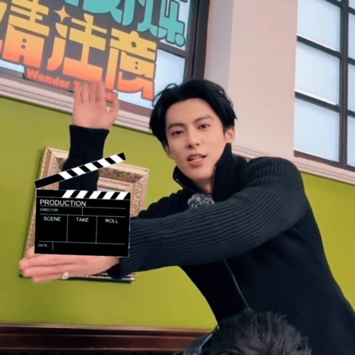 王鹤棣主动给邵子恒打板 王鹤棣宛如春日暖阳，主动为邵子恒打板。一个微笑，似微风轻