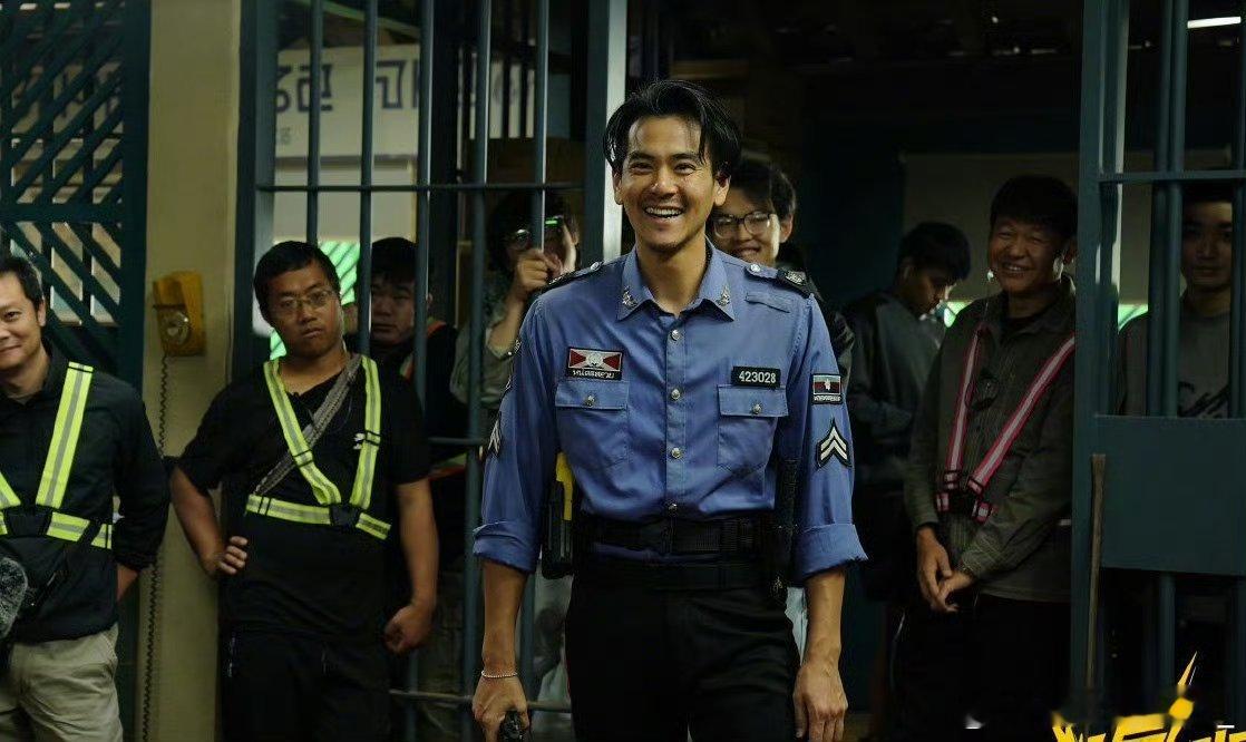 彭于晏法拉利的脸配摩托座驾彭于晏分享电影细节图太帅了！法拉利级别的颜值搭摩托座驾