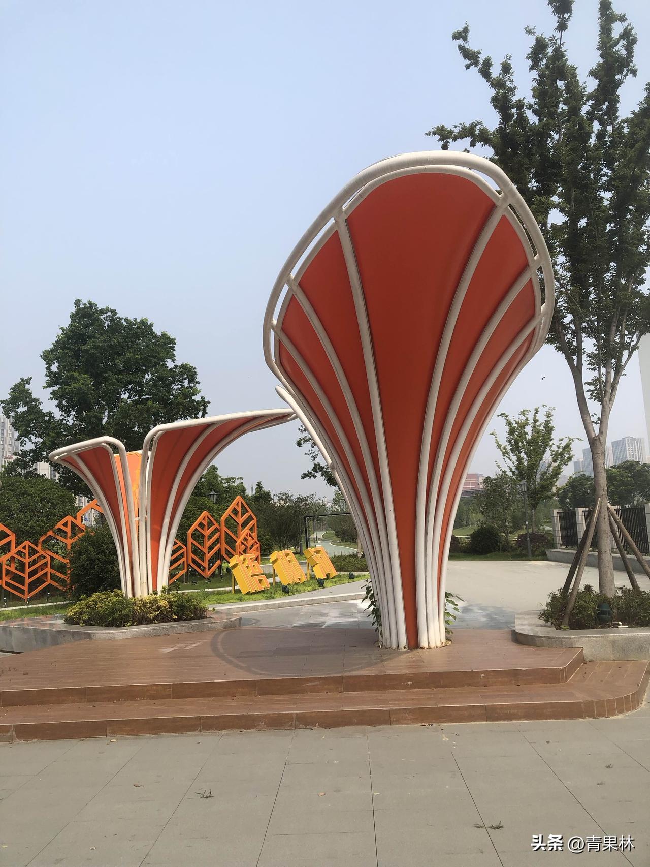 闲来逛家门口的梧桐河公园，橙红色造型凉亭格外醒目，花间小路清新雅致。河水清清，岸