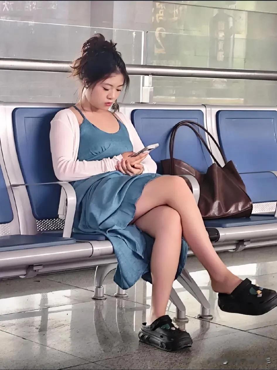 穿这个鞋出门，我去把她包抢了就跑，她能追上我吗？[笑哭]