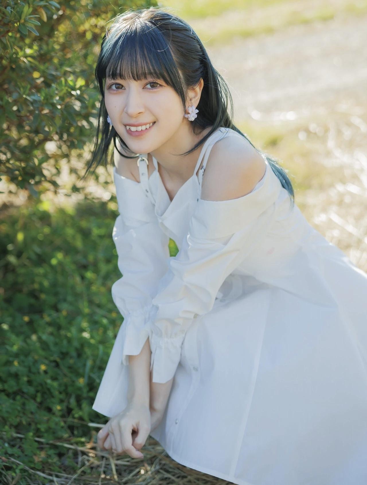春的气息，阳光下的甜美少女，白色连衣裙，微笑动人！🌞👩‍❤️‍💋‍👩感受