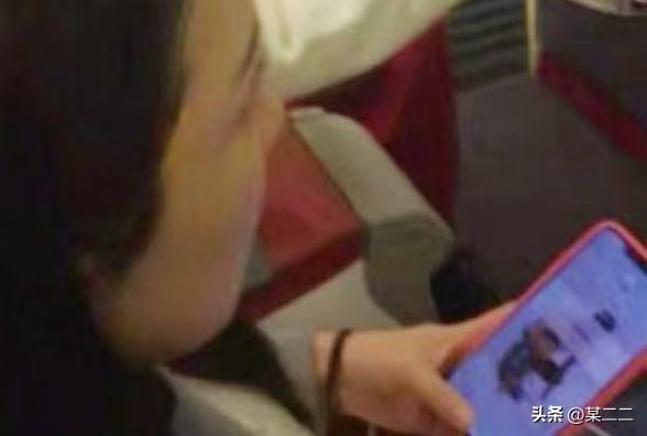 很无聊但是看评论区很多新粉不知道，随手发一下辟谣：
图一：张晶手机屏保他儿子
图