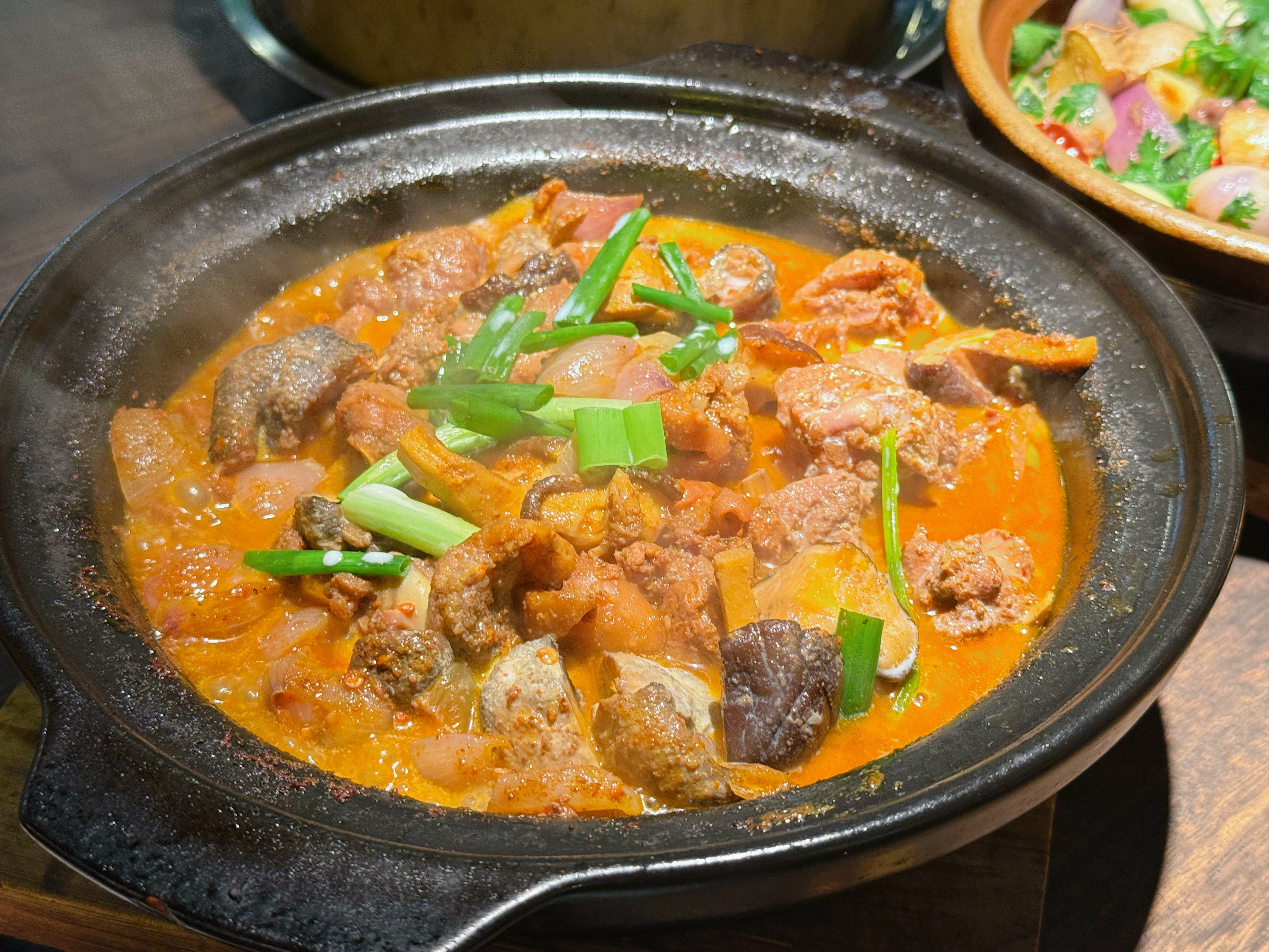 进省城干完饭了。 