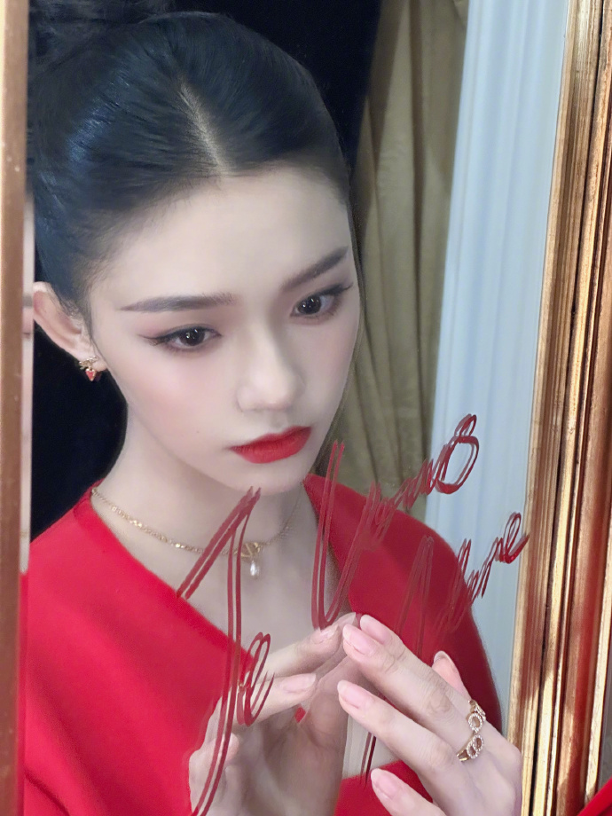 #林允单扎丸子头# 林允的艺术气息稳定发挥，轻松拿捏红唇气场，美得好惊艳！单扎丸