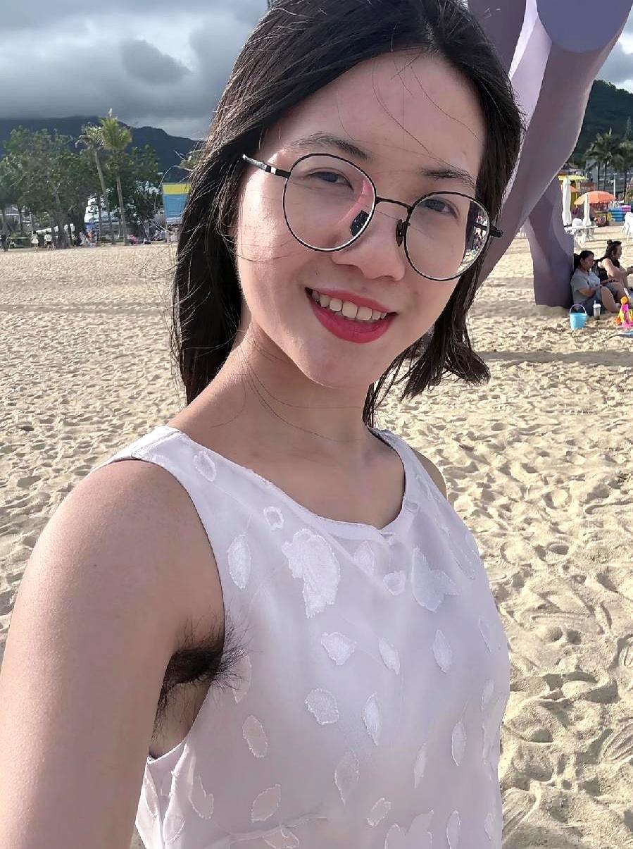 咱就说，到底是谁在给咱制造“腋毛焦虑”啊？
难道没刮这几根毛，地球就不转了，你就