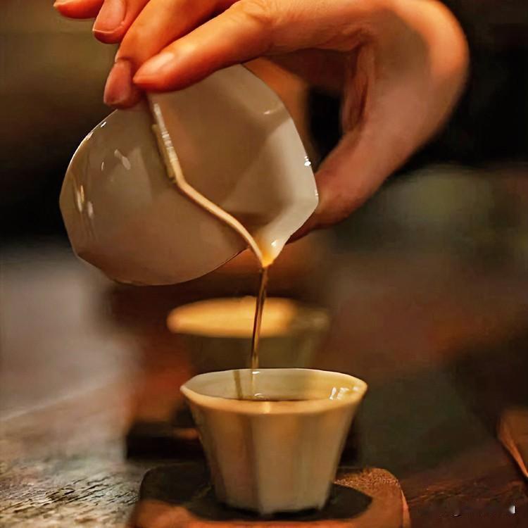 《茶淬真味铭·铭文体》
沸水百腾，茶烟初升。浮沉辗转，味始凝精。莫惧煎熬，心自澄