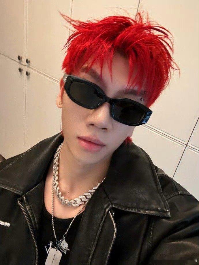 #杨和苏直播# 终于让我们等到了心心念念的直播啦， 声称自己也要开兴趣英语班，要