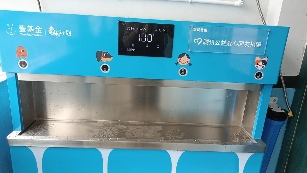 腾讯公益活动，送到学校了。
这些年，大家对于腾讯的褒贬不一，不知道怎么评论。
送
