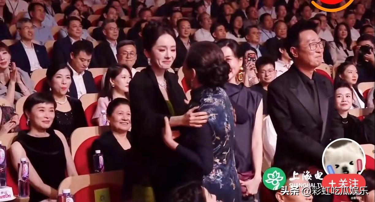 迟蓬拿奖杨幂与她拥抱，杨幂是真心祝福迟蓬，她们戏里是母女，戏外也是情同母女。
