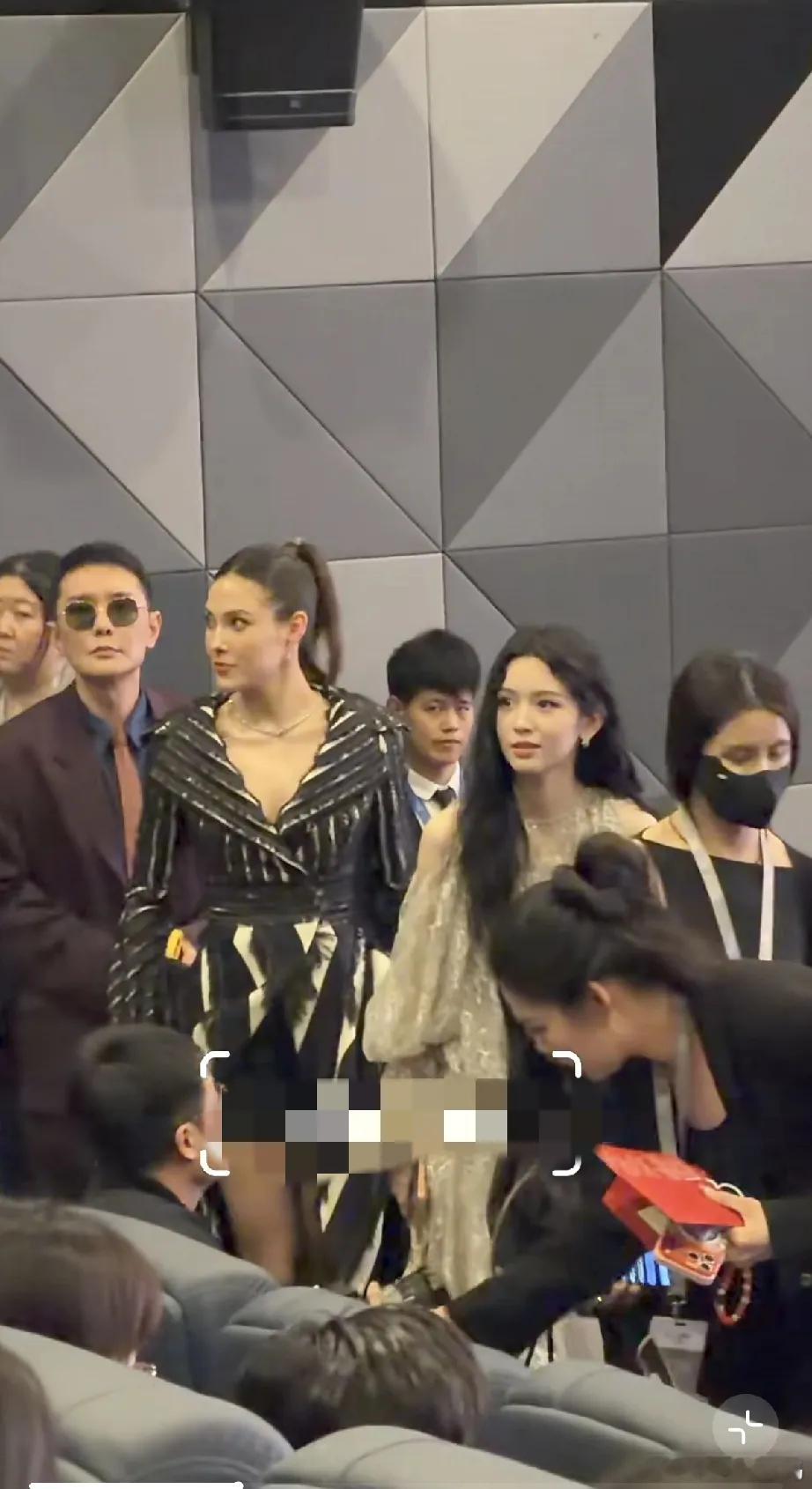 谷爱凌现身上海，参加《穿普拉达的女王2》主创见面会。23岁的她虽然单身，大胆展现