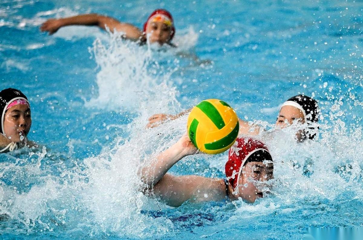 我跟你说，看这场水球比赛，最扎心的根本不是比分。
是那几个退役多年的老将，又重新