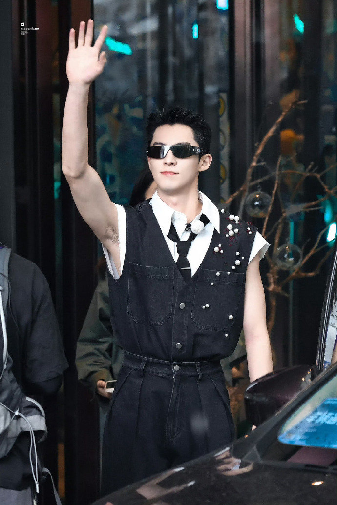 《#奔跑吧# 》今日上班路透今天是要有撕名牌嘛！你最期待谁[举手]王鹤棣、白鹿、