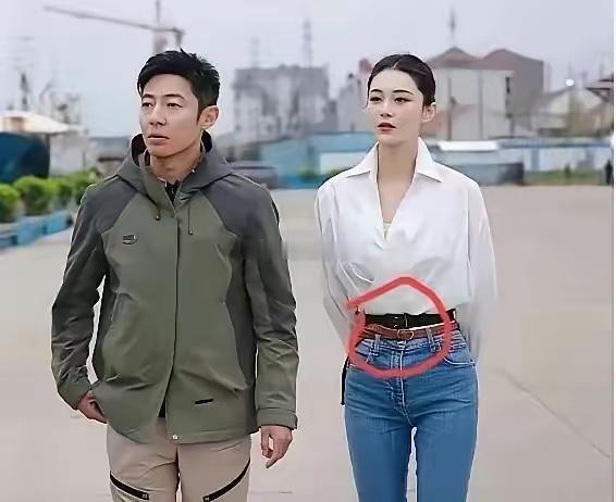 搞不懂，这个美女为什么要系两条腰带呢？