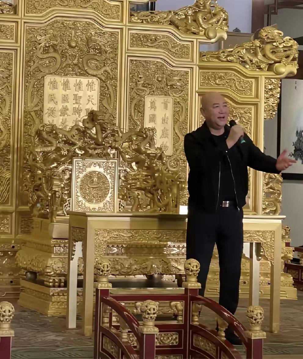 终于恍然大悟！
紫檀女王陈丽华离世之后，很多人都好奇，为何迟重瑞始终不愿离开紫檀