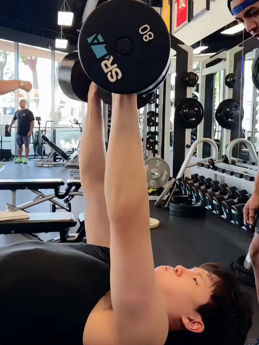 杨瀚森卧推只比库里多了8斤，库里力量接近中锋？
近日，有网友晒出库里和杨瀚森卧推