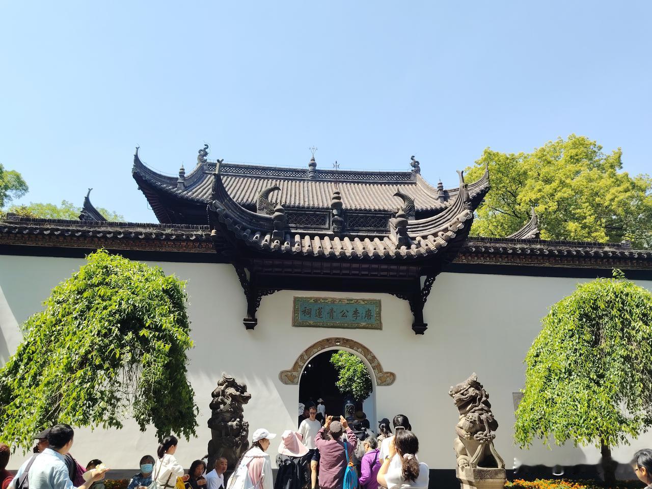人山人海的S2线，今天客流量将创新高，估计将达22-25万人次

今天是五一节的