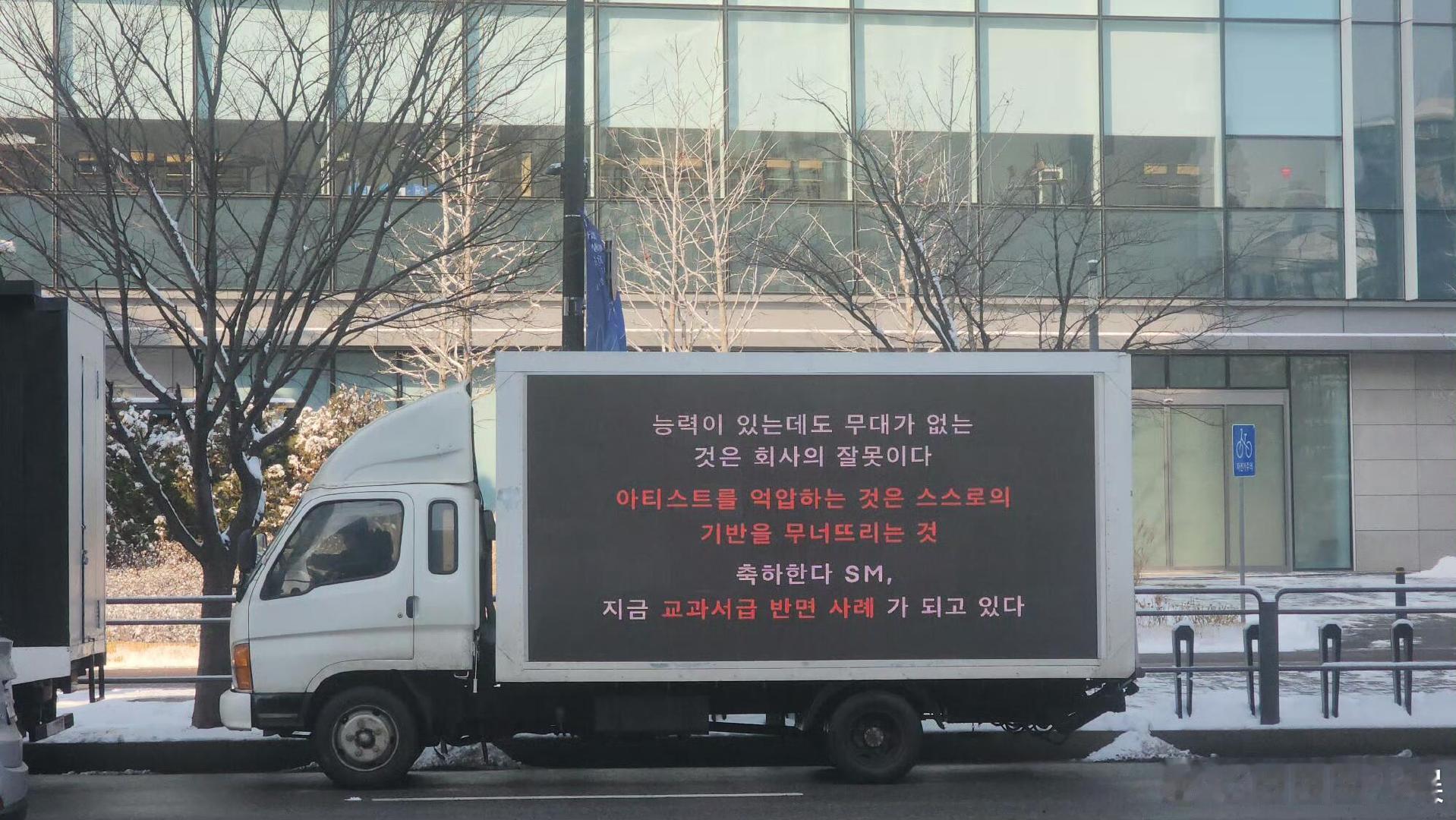 宁艺卓中粉卡车维权宁艺卓中国粉丝开卡车到SM大楼维权，这个情况维权真的很正常。宁