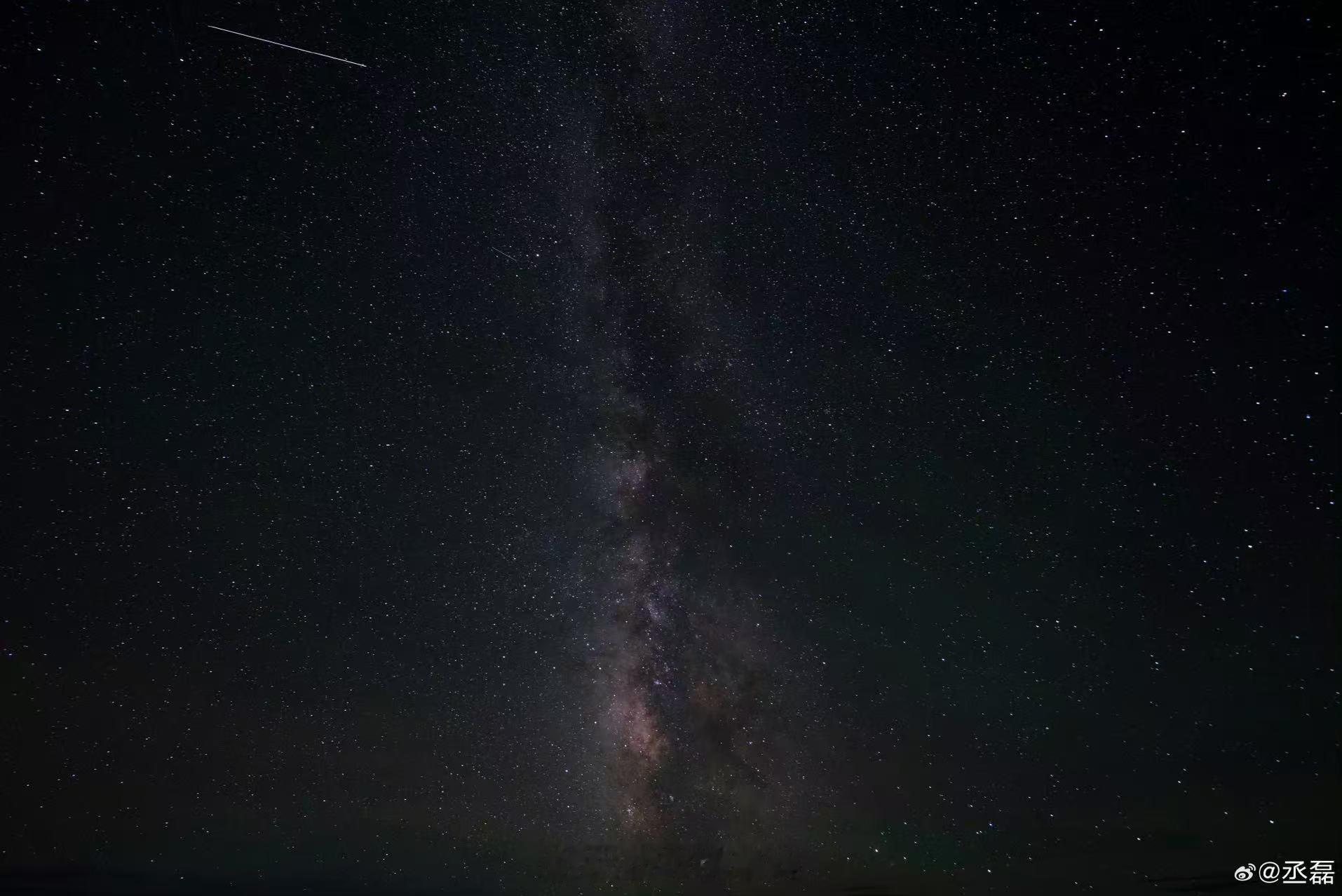 丞磊凌晨给粉丝拍星空丞磊我保证你是天使！为了拍星空给粉丝们看，凌晨才结束，当丞磊