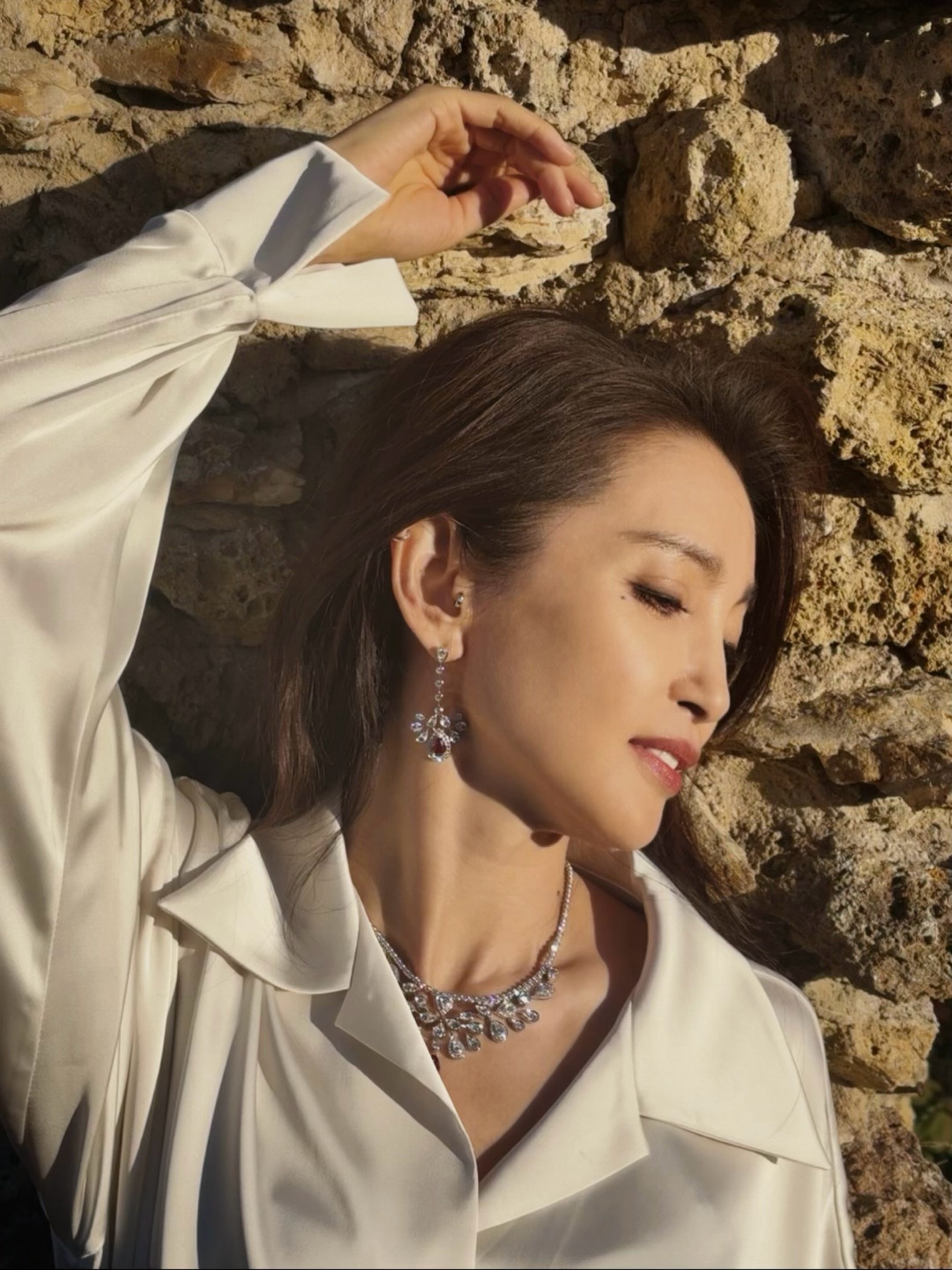 状态真是封神了！连赶了这么久的国际航班依旧状态在线，李冰冰现身CHAUMET尚美