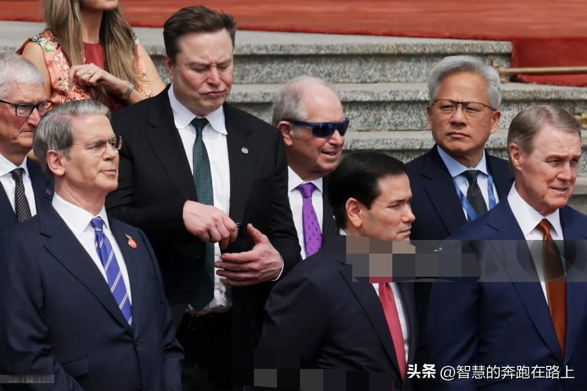 这次也是属实给憋坏了
你看只要有空有时间就把手机掏出来
四处看四处留意
第一次和