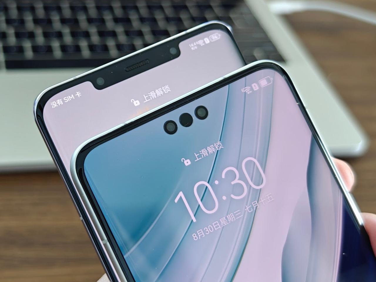 华为Mate60 Pro对比Mate50 Pro的屏幕设计，一个刘海屏、一个三挖