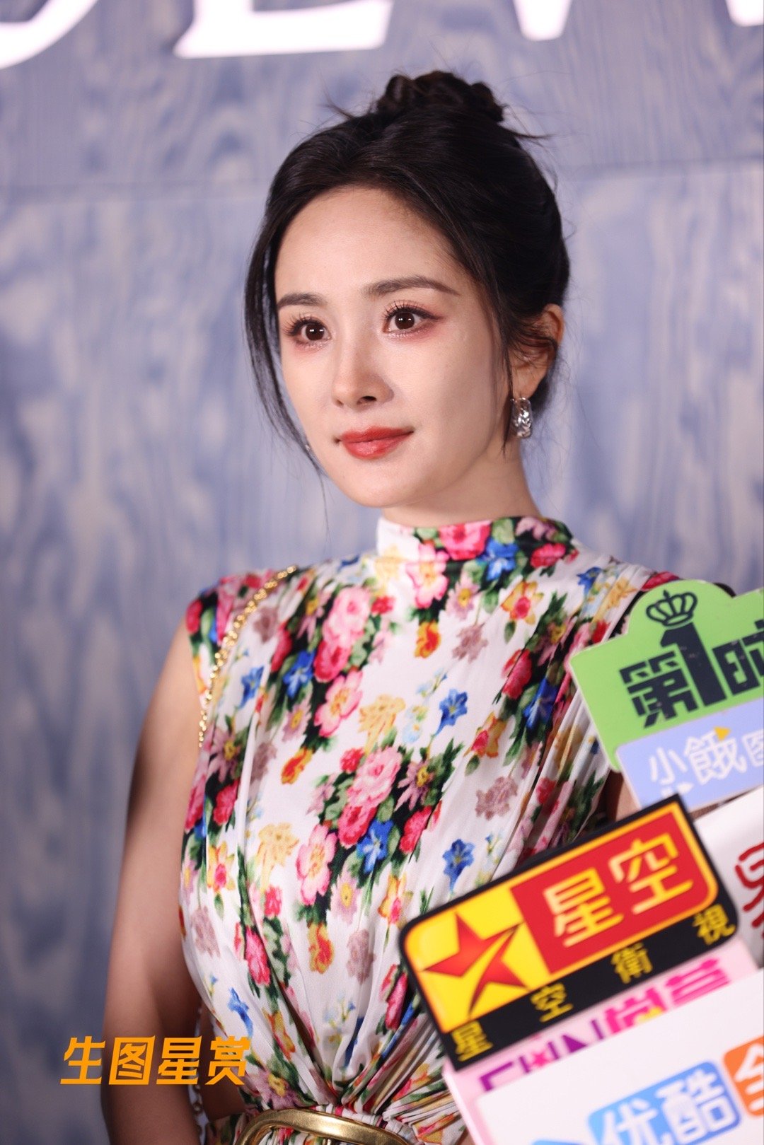 杨幂晚宴造型印花露腰长裙，颜值回春好有少女感🌸🍃 ​​​