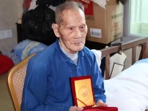 抗战中，少尉排长林孝祥正在长江中布雷，深夜江水发光，他正防备日伪军出现，突然左脚