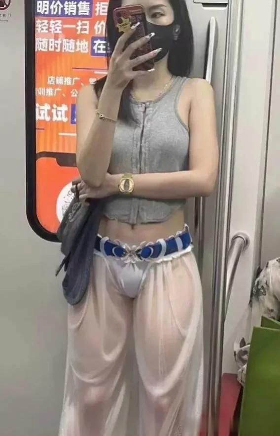 小姐姐这身穿搭是不是叫做“消失的裤衩子”？？？？


超人装的经典女款！！！！

