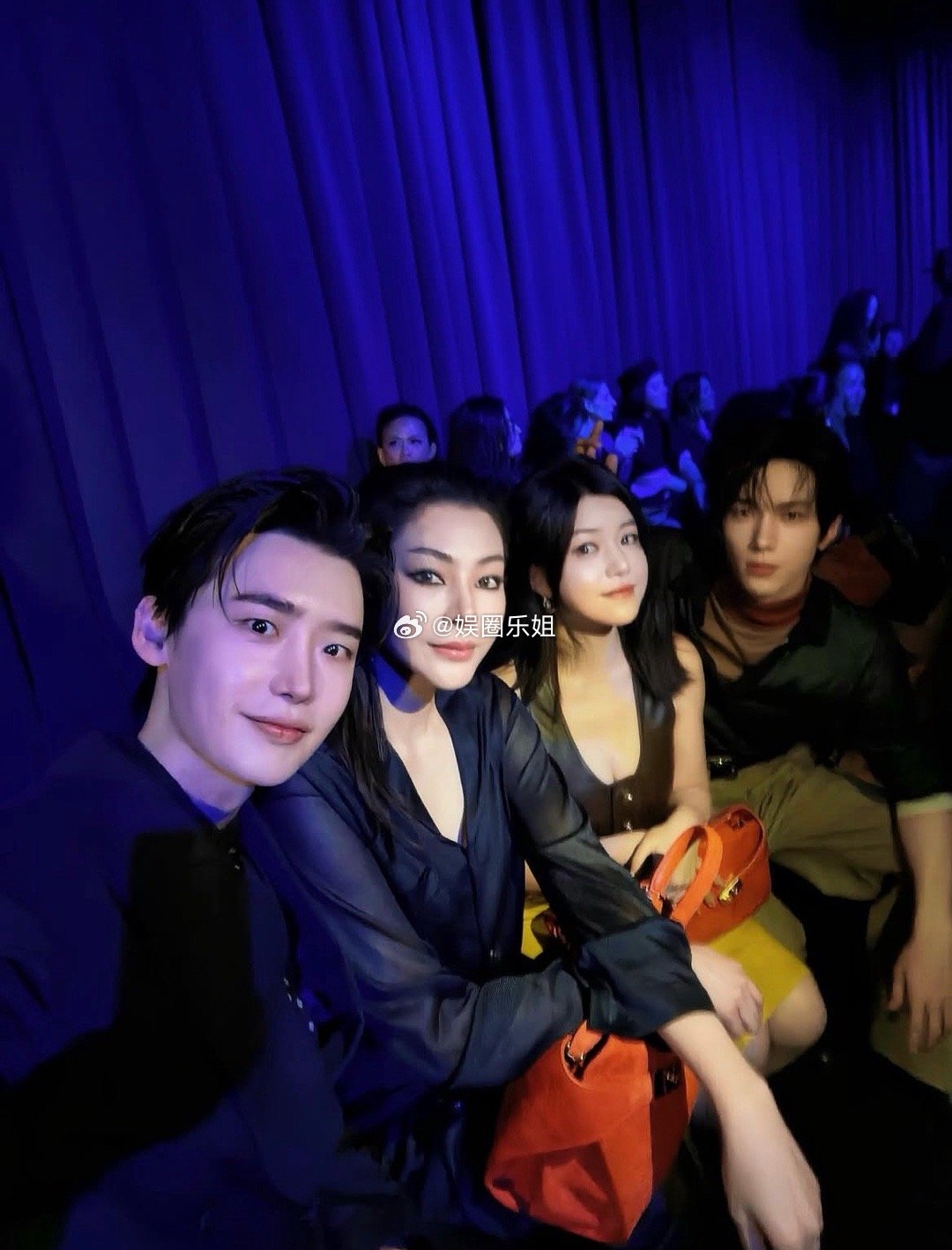 菲拉格慕2026秋冬大秀｜蓝色风暴席卷头排！💙李钟硕、Faye、陈妍希、余承恩