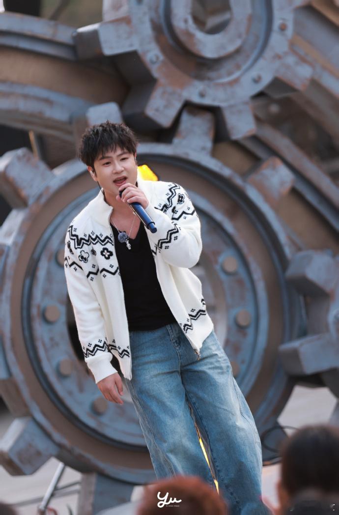 余佳运对的人真的会被余佳运的《对的人》治愈到，不吵不闹，就是安安静静的温柔 