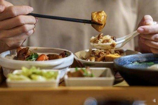凤凰新闻【晚饭七分饱被推翻了？医生调查：过了60岁，吃饭要吃对】大多数人说起老年