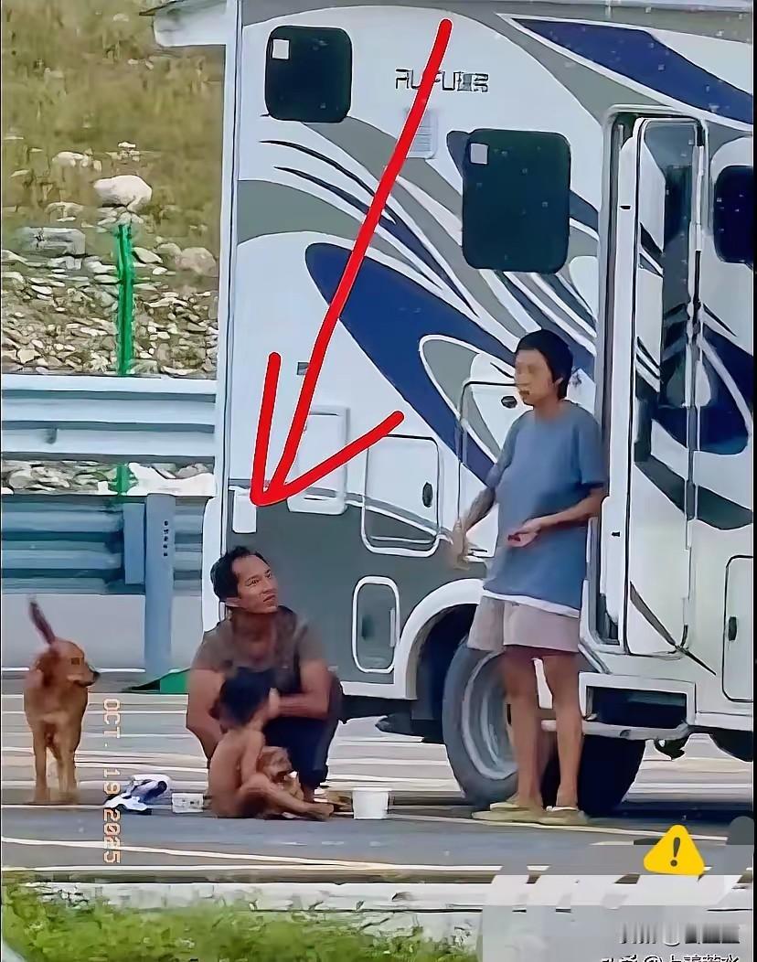 越扒越不对劲，
野人小孩的事，
事件越扒越令人心惊！

视频里3岁小男孩光着身子