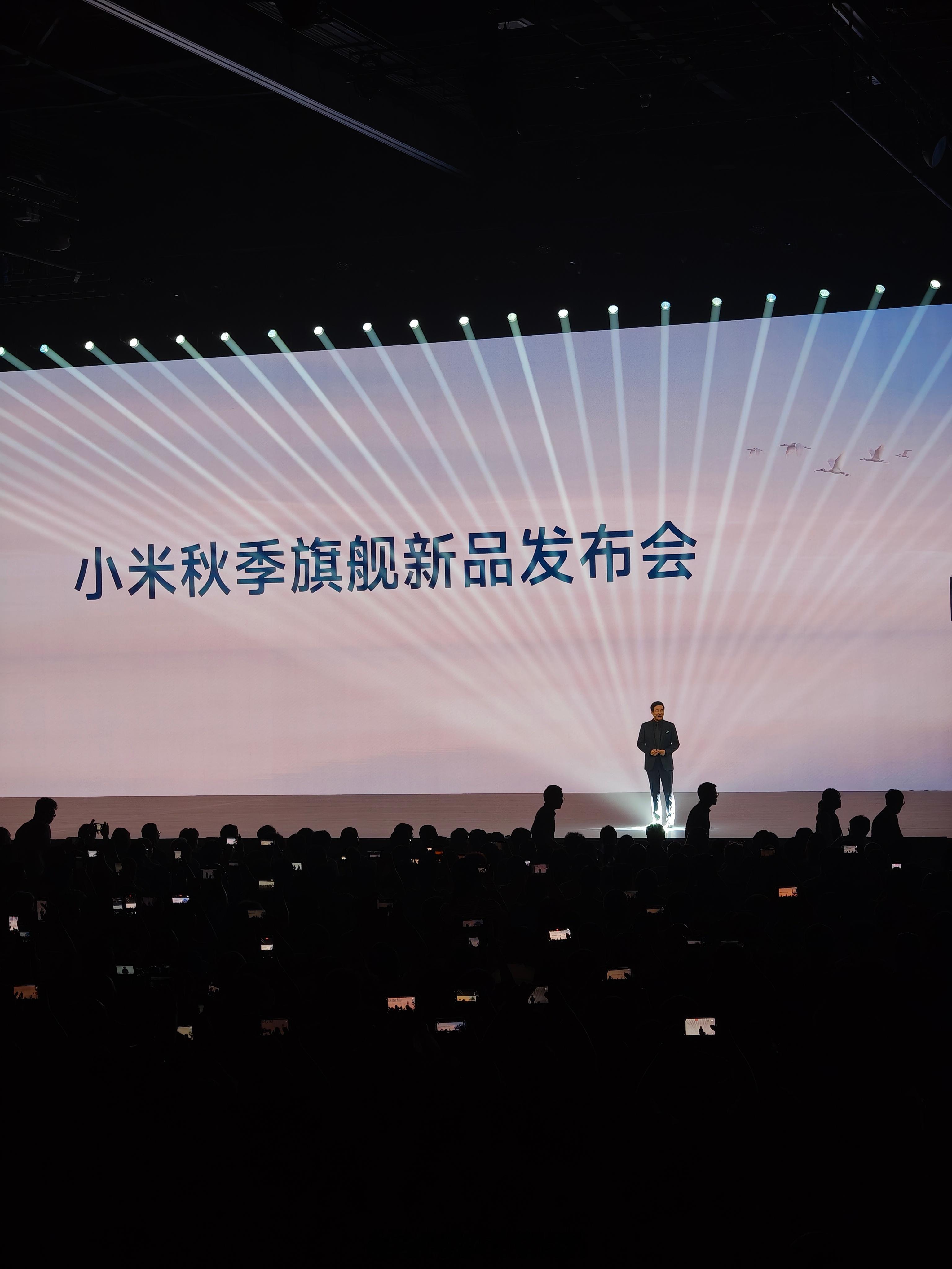 小米发布会 每次惯例的构图，期待今晚手机和汽车的价格了[流鼻血] ​​​