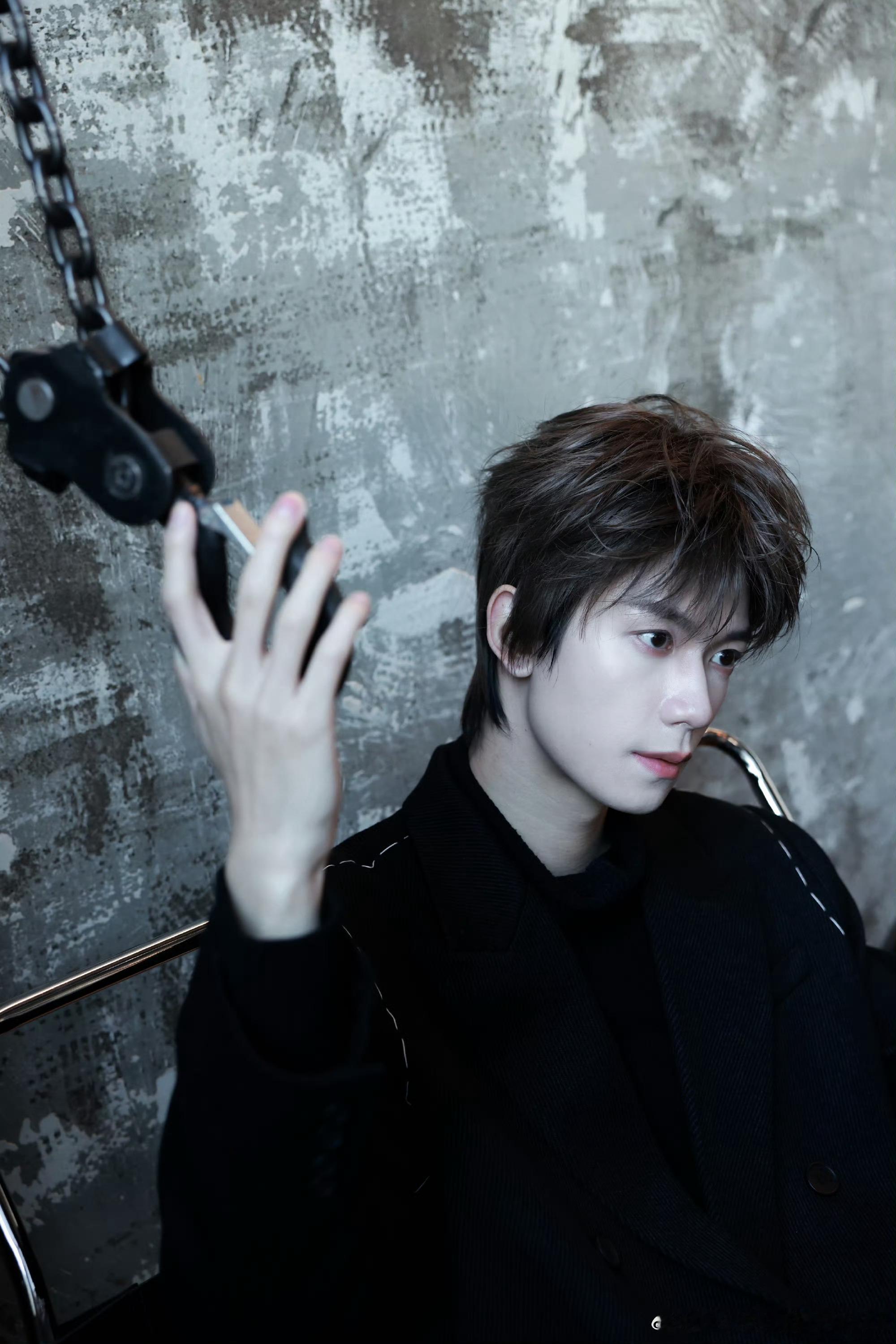 王一钧上桌了韩系帅哥王一钧饰演的吴司源简直那个眼神太给力了，一个响指就能让谢辛序