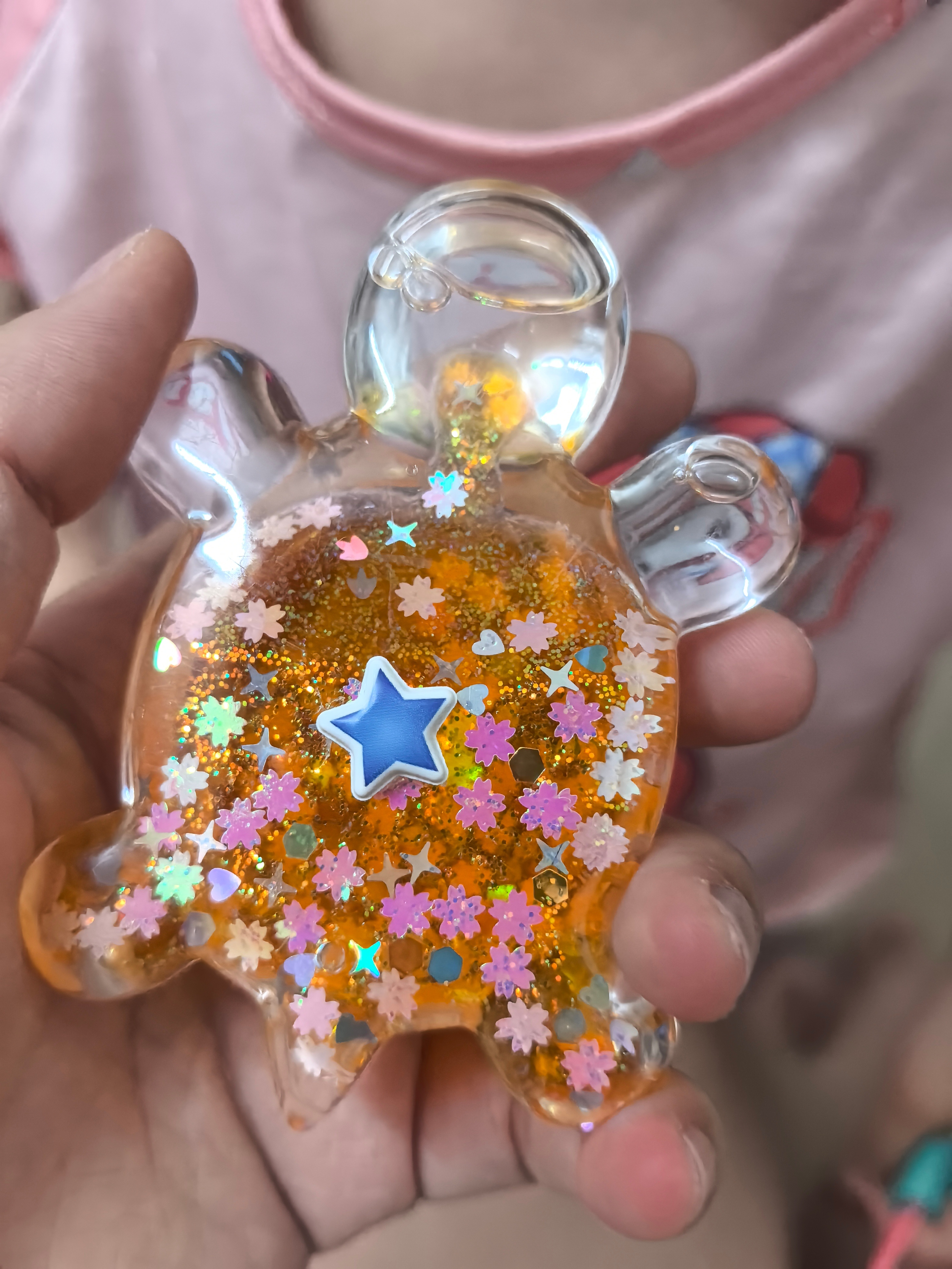 我问她这个星星可以吃吗，她说不可以。嗯，乌龟可以吃，贴上去的星星不可以，还怪有原