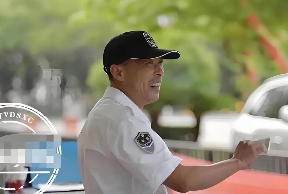 2018年，南昌1保安上班喝了点酒被物业开除。谁料，消息刚传出，小区1000多户