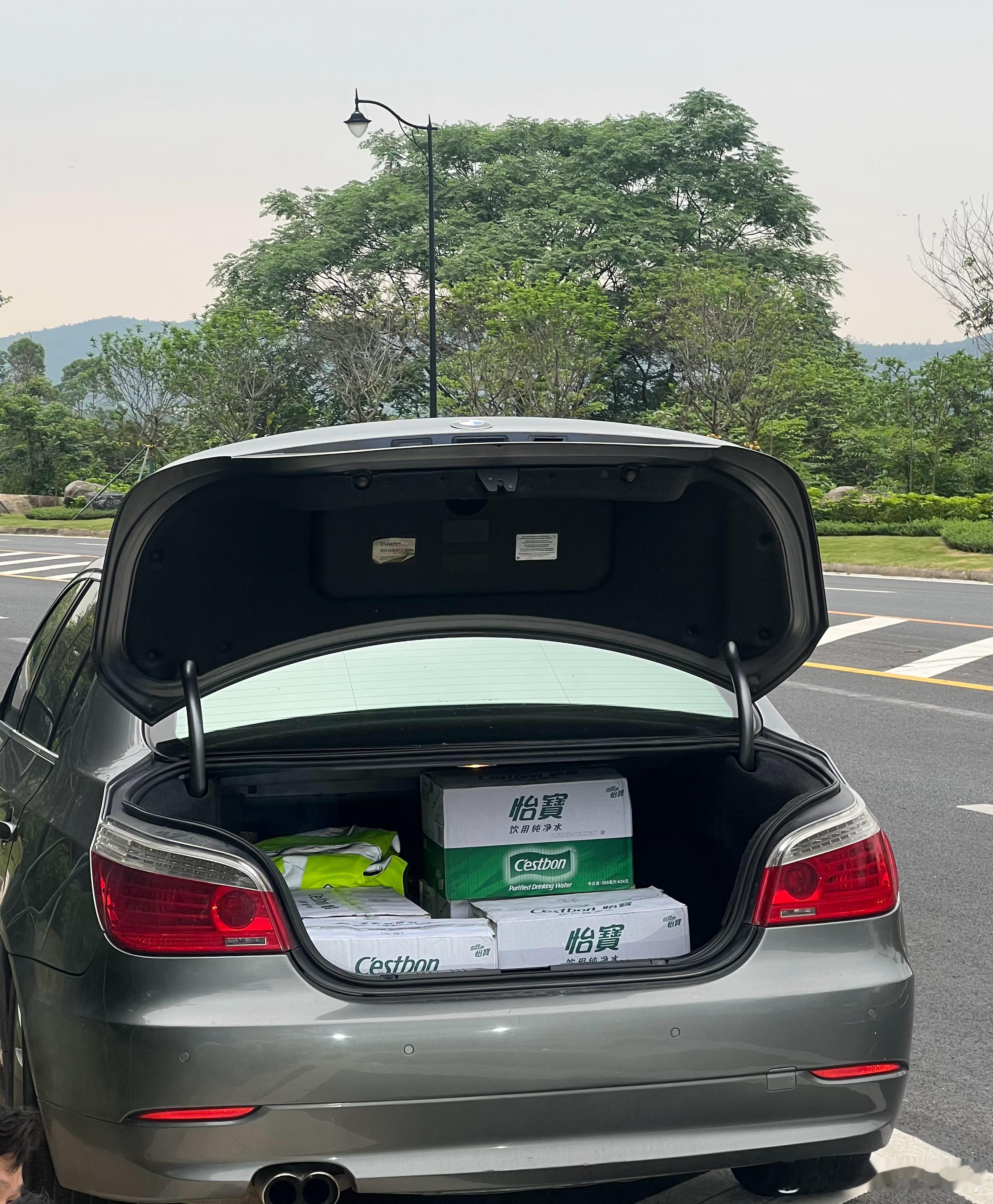 前几天项目买了一吨多水，项目结束后秉承着不拿白不拿的原则，搬了10箱到车里，刚算