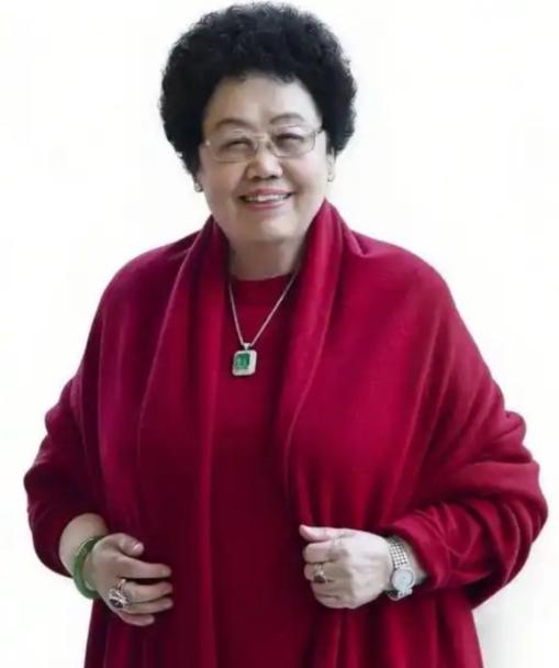 身价千亿的陈丽华走了
她不是死于高龄
也不是死于贫穷，更不是死于折腾，而是死于疾