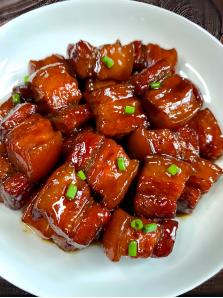 朝鲜人很少吃猪肉。不是朝鲜人不想吃或少吃猪肉，而是对于绝大多数普通民众来说，猪肉