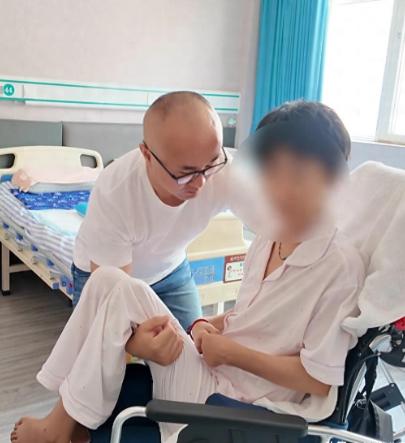 浙江永康，一女子遭到19岁歹徒入室抢劫，为了保护13岁女儿，女子遭受了歹徒的残忍