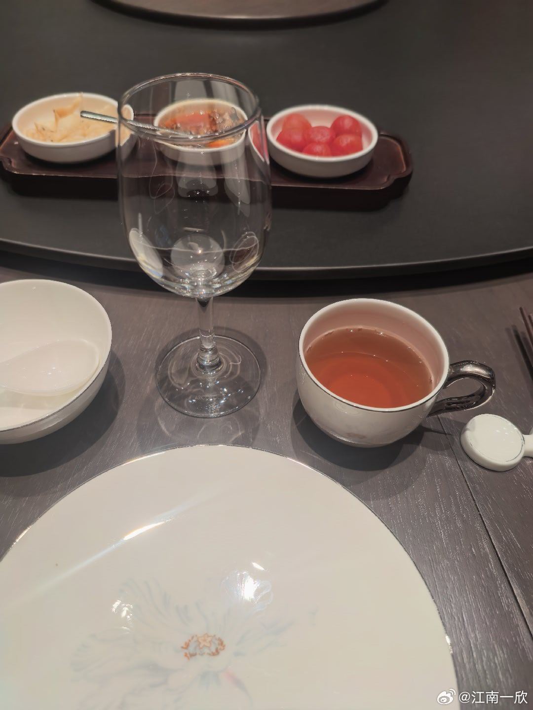 和目前数据中心项目的全球龙头企业的人吃饭，吃个饭决定要不要买他们股票