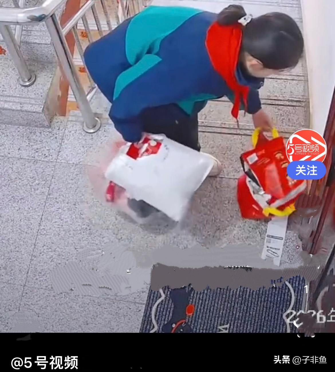 近日，内蒙古一小学生女孩下楼扔垃圾，看到邻居家门口放着垃圾袋，虽然她手中已有垃圾